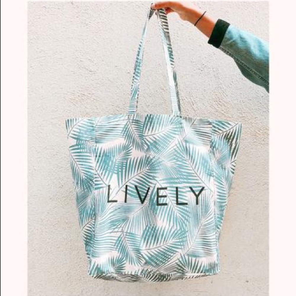 LIVELY palm leaf tote